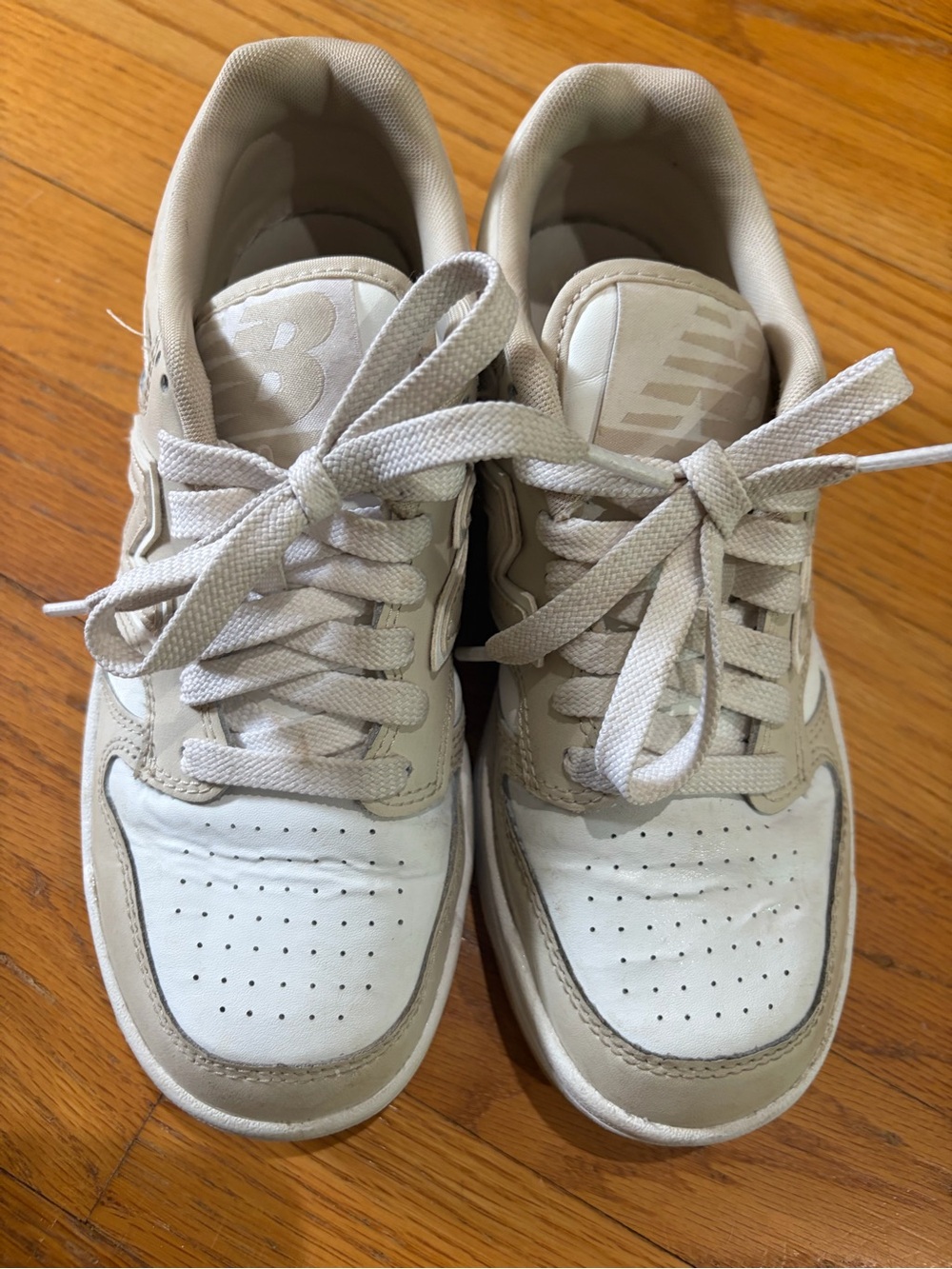 New Balance Kids Cream & White Low-Top Sneakers. Size 4.